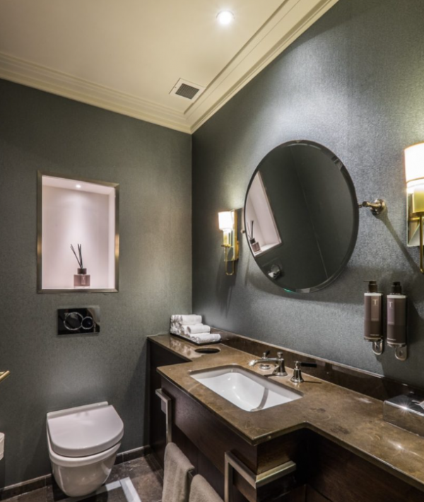 Kamar mandi dengan tata letak linear dan pencahayaan yang baik